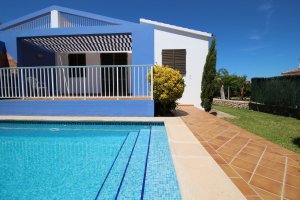 Villa con piscina para alquilar en Cala Blanca, Menorca