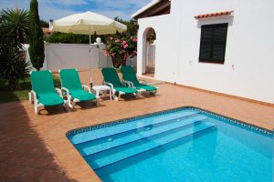 Villa tradicional con piscina en Cala Blanca, Menorca