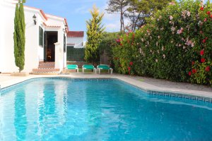 Location de villa avec piscine à Cala Blanca, Menorca