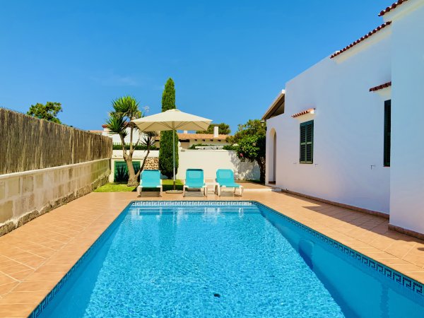 Villa tradicional con piscina en Cala Blanca, Menorca